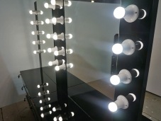 гримерный столик с зеркалом и подсветкой